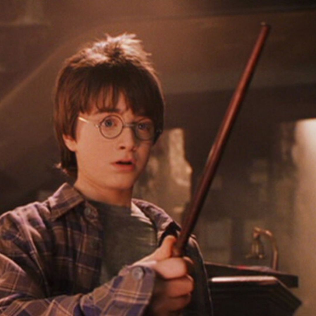 Harry Potter tenant une baguette