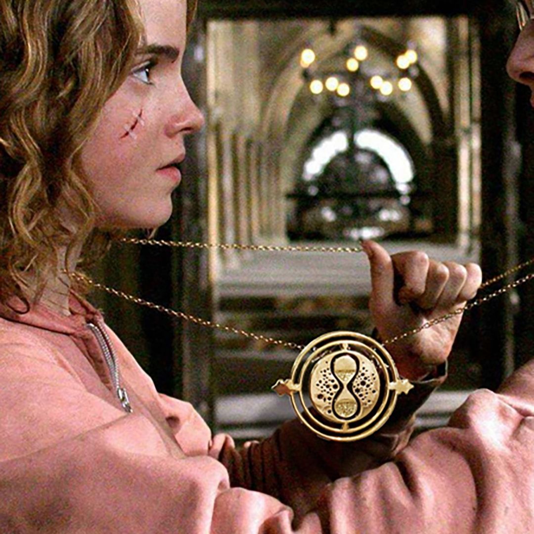 Hermione a autour du cou un collier remonteur de temps