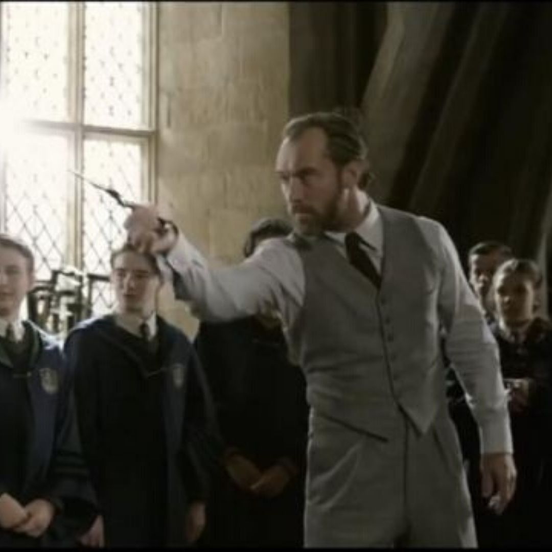 personnage des animaux fantastiques tenant une baguette