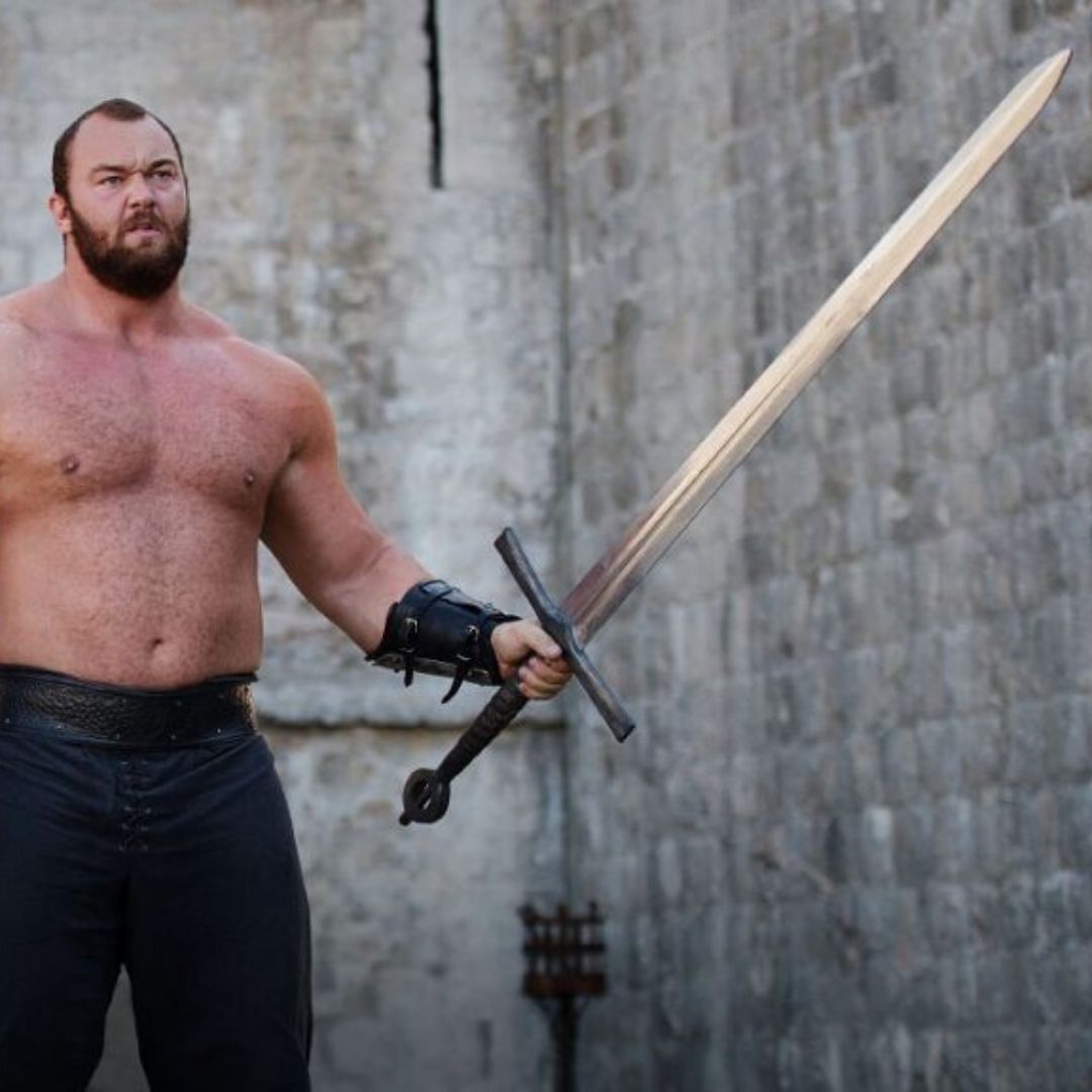 épée dans les mains d'un personnage