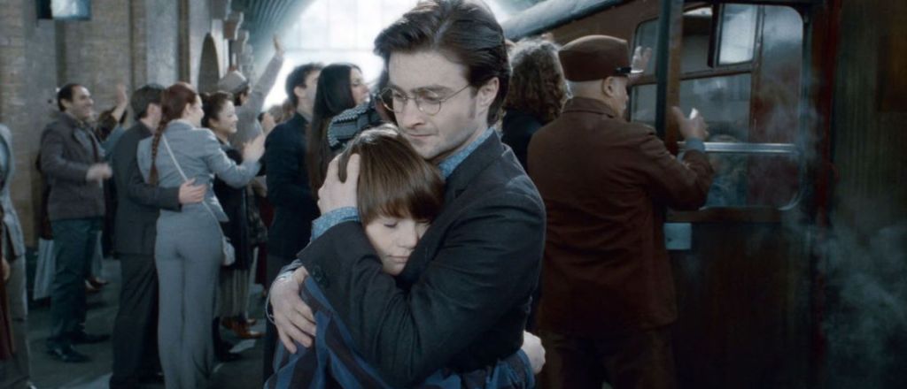 câlin entre Harry Potter et son fils sur le quaie de la gare