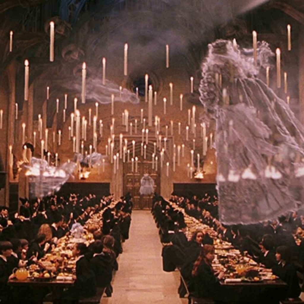Grande salle du château Poudlard avec des fantômes