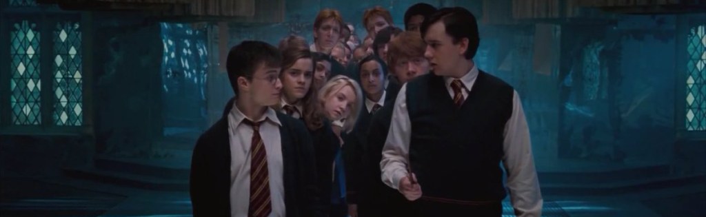 Des élèves de Poudlard s'entraînent dans la salle sur demande